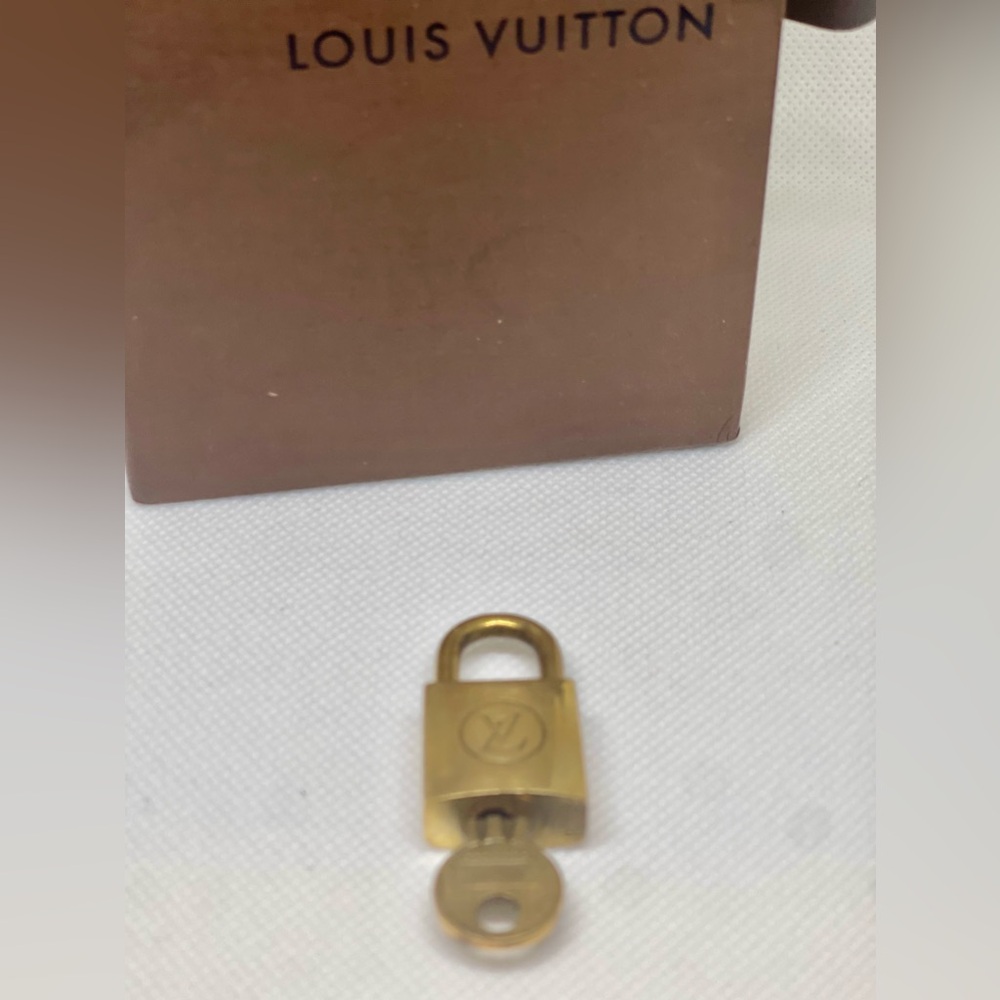 LOUIS VUITTON GOLD TONE LOCK & KEY #228 π - Picture 1 of 4